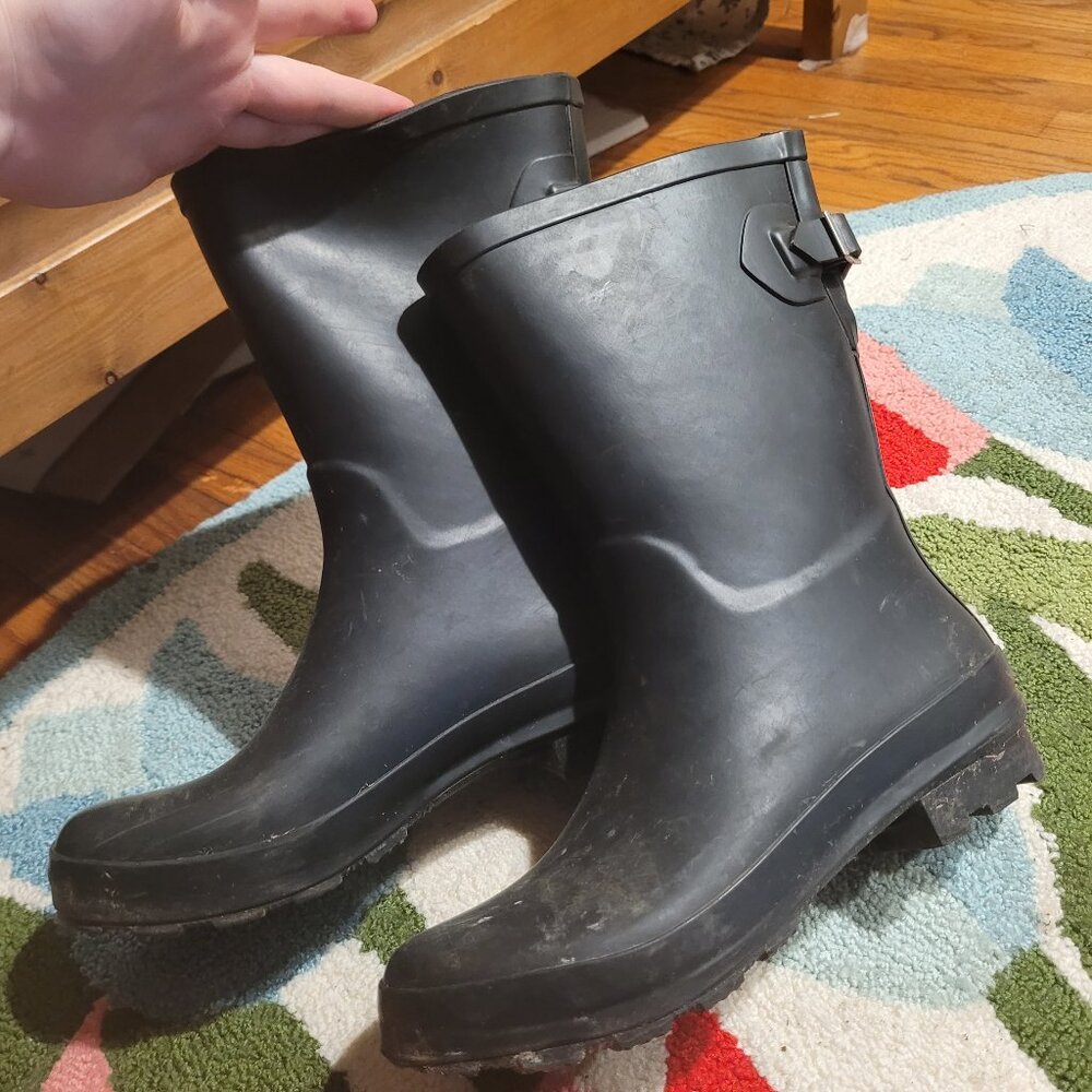 Plain rainboots